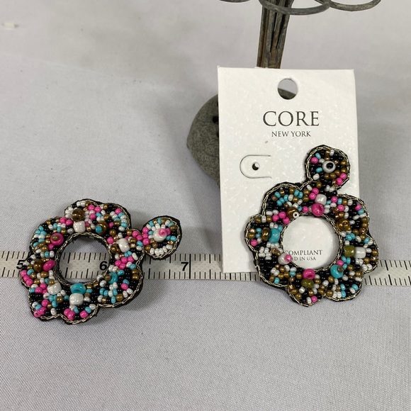 Scalloped edge multi colored seed bead earrings - Picture 2 of 4